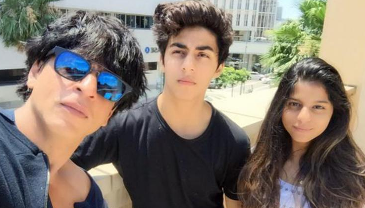 Shah Rukh Khan with Aryan and Suhana Shah Rukh Khan with Aryan and Suhana