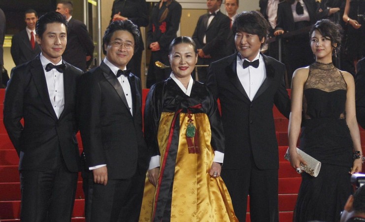 Shin Ha Kyun and Kim Go Eun have been dating for the past two months, according to reports. Pictured: Director Park Chan-wook (2nd L) arrives with cast members (R to L) Kim Ok-Vin, Song Kang-ho, Kim Hae-sook, and Shin Ha-kyun for the screening of their film Shin Ha Kyun
