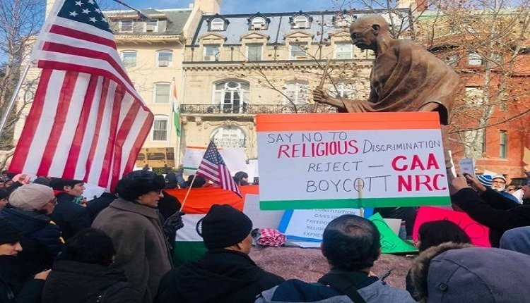 While a large percentage of the crowd was first-generation Indian American Muslims, the event saw Indian-Americans of different faiths and sub-nationalities. 华盛顿的示威游行