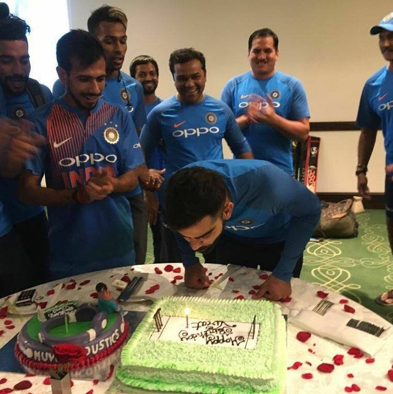 Virat Kohli celebrates 29th birthday with Indian cricket team - Photos