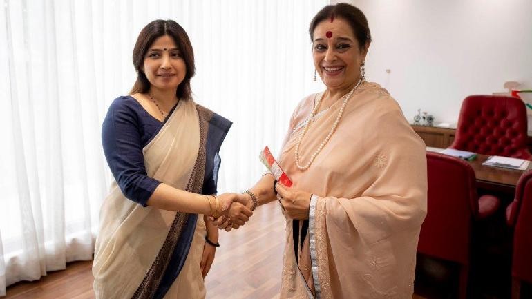 Shatrughan Sinha's wife Poonam Sinha joined the Samajwadi Party in presence of Dimple Yadav. Poonam Sinha