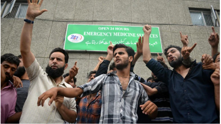 A large group of people gathered in Srinagar's Soura area, in violation of orders that prohibit the assembly of more than four people. kashmir protest
