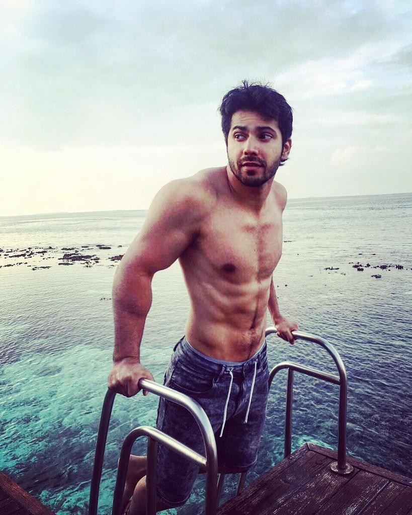 Varun Dhawan Flaunts His Ripped Body In This New Photo Photosimagesgallery 80575 3473