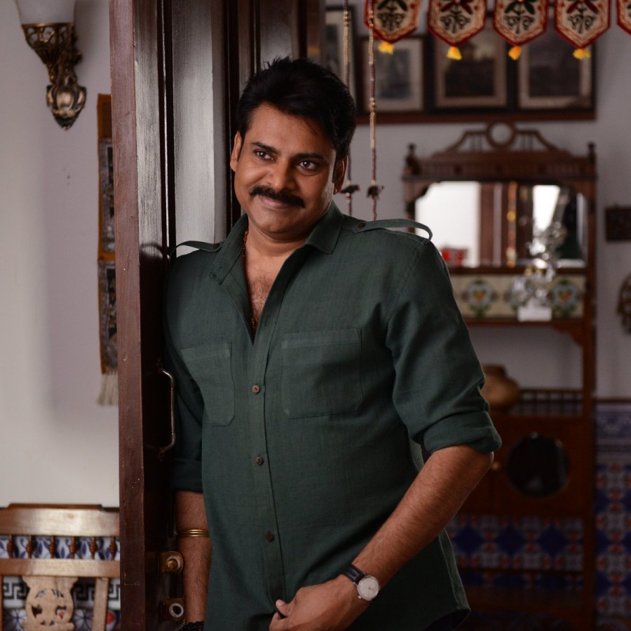 Pawan Kalyan and Shruti Haasan's Katamarayudu latest movie pictures