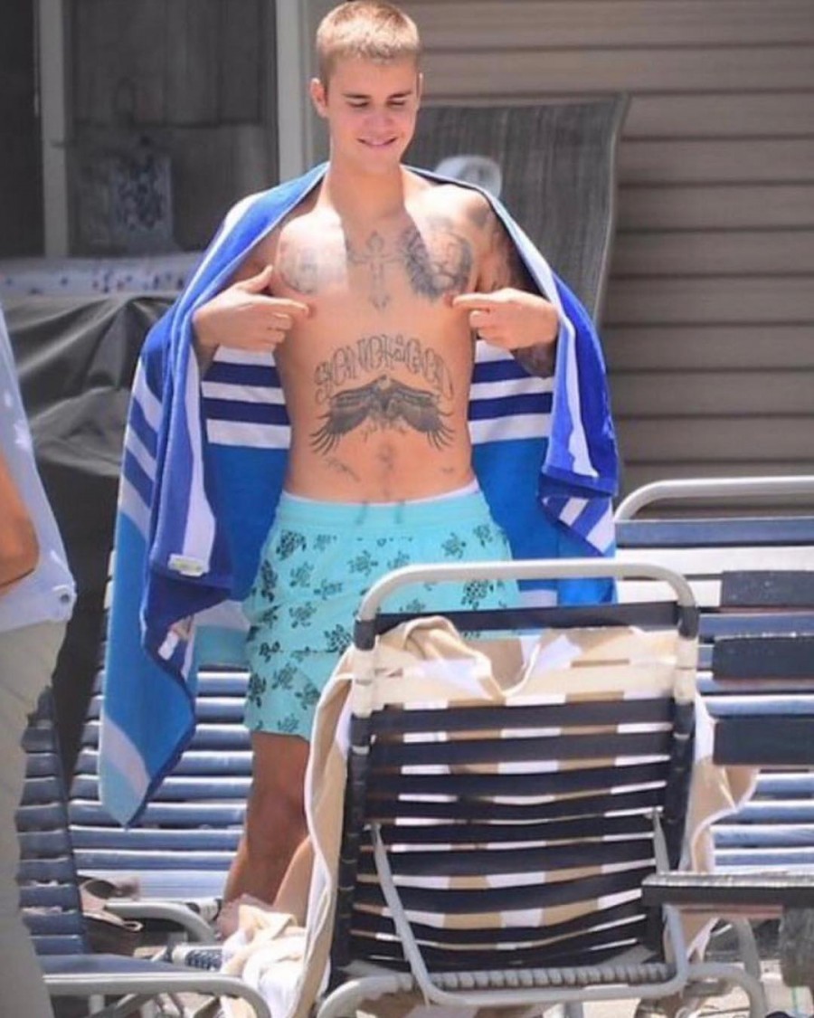 Justin Bieber Flaunts His Chiseled Abs Photos Images Gallery 69529