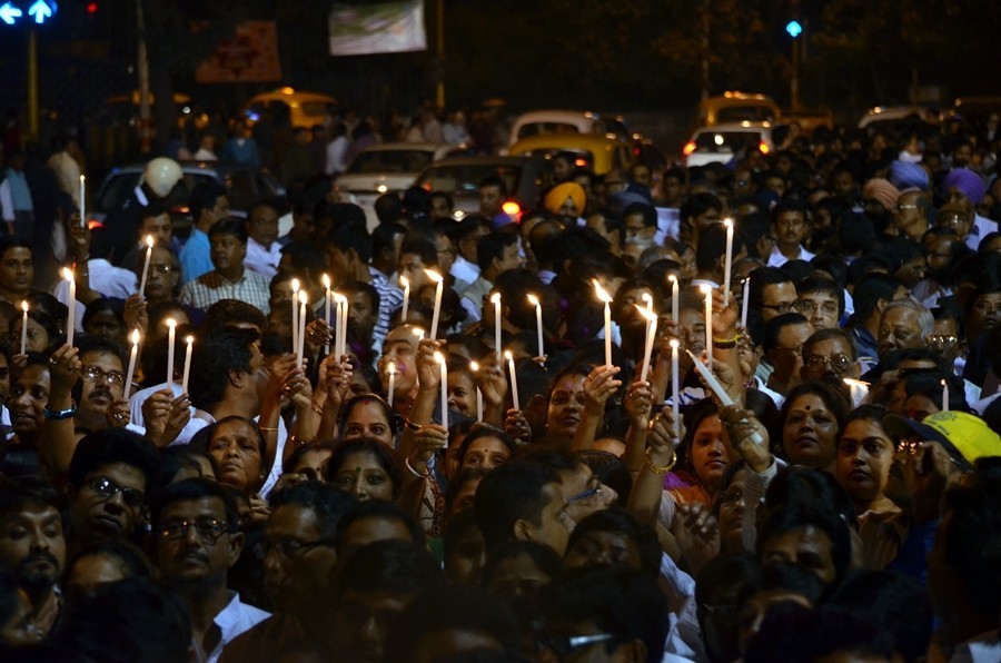 People Pay Candlelight Tribute to AMRI Fire Victims (PHOTOS) - IBTimes ...