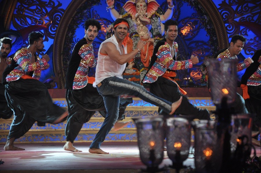 Judwaa 2: Varun Dhawan sets stage on fire to Suno Ganpati 
