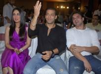 Bollywood actors Kareena Kapoor (L), Salman Khan (C) and Sohail Khan