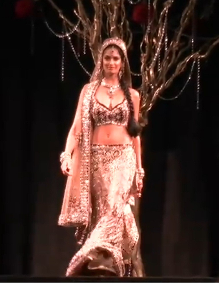 Models walks the ramp presenting their designs during Aamby Valley India Bridal Week-2010. Aamby Valley India Bridal Week