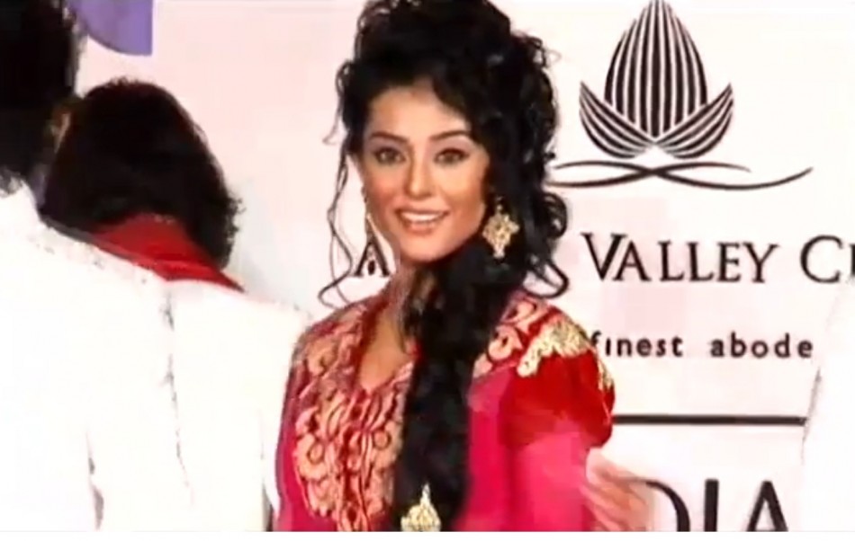 Bollywood actress Amrita Arora walks the ramp during Aamby Valley India Bridal Week-2010. Aamby Valley India Bridal Week