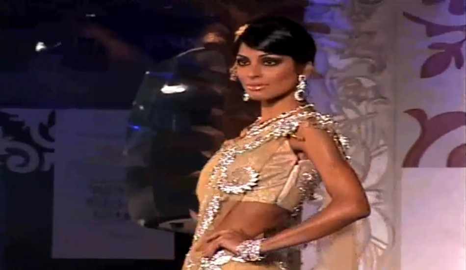 Models walks the ramp presenting their designs during Aamby Valley India Bridal Week-2010. Aamby Valley India Bridal Week