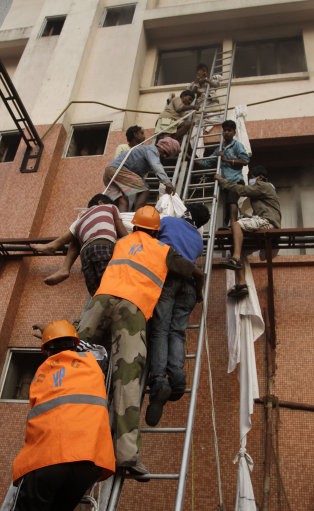 Fire officials rescue a patient from the window. AMRI/Kolkata Fire