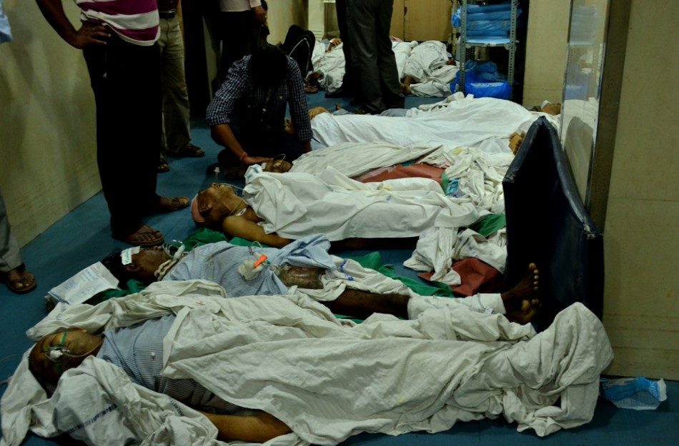 Relatives check the death bodies of the AMRI hospital fire incident. AMRI/ Kolkata fire