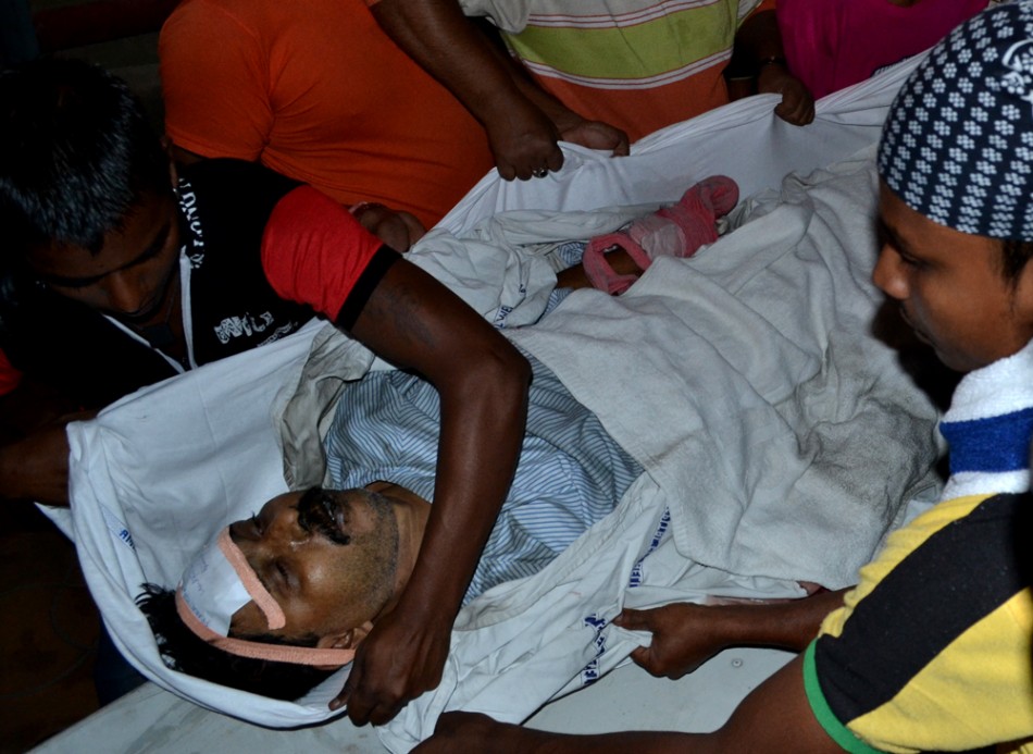 Relatives and hospital authorities help an injured person in the AMRI fire incident. AMRI/ Kolkata fire
