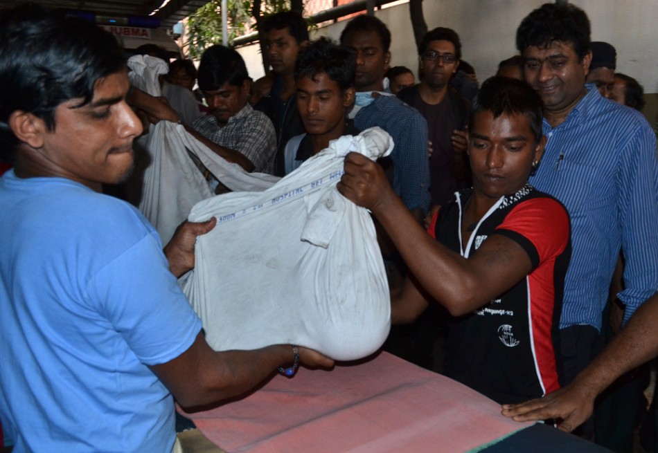 Relatives and hospital officials evacuate patients. AMRI/ Kolkata fire