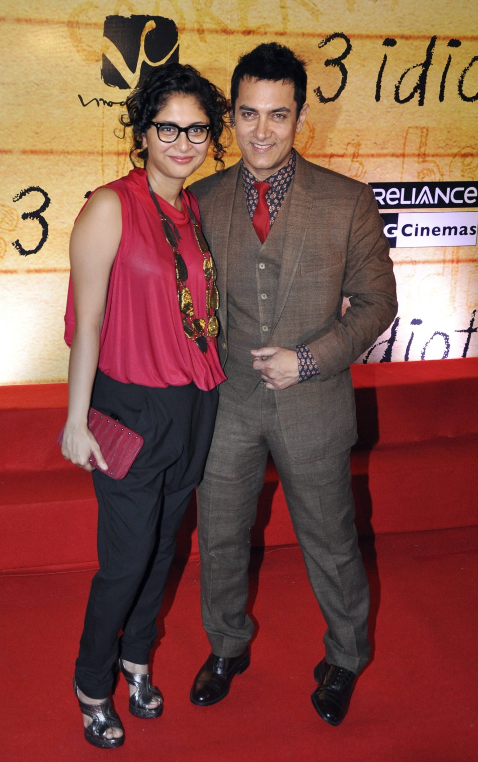 Aamir Khan (R) and his wife Kiran Rao