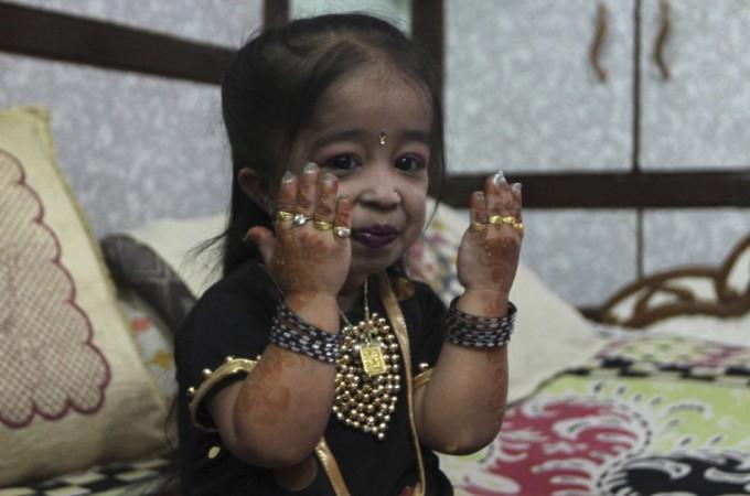Jyoti Amge: World's Smallest Woman Finds Partner in Man with Biggest Feet -  IBTimes India