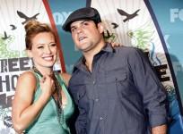 actress-and-singer-hilary-duff-and-hockey-player-mike-comrie-pose-in-the-press-room-at-the-teen-choice-2010-awards-in-los-angeles