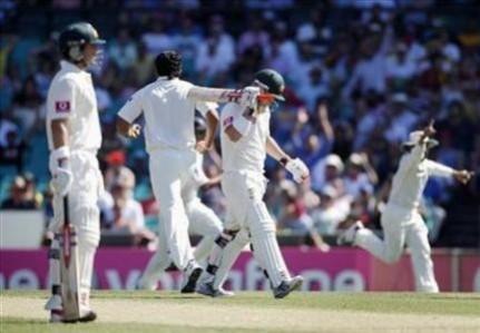 Australia's David Warner (C) walks from the field after losing his wicket to Zaheer Khan (2nd left) Australia-India