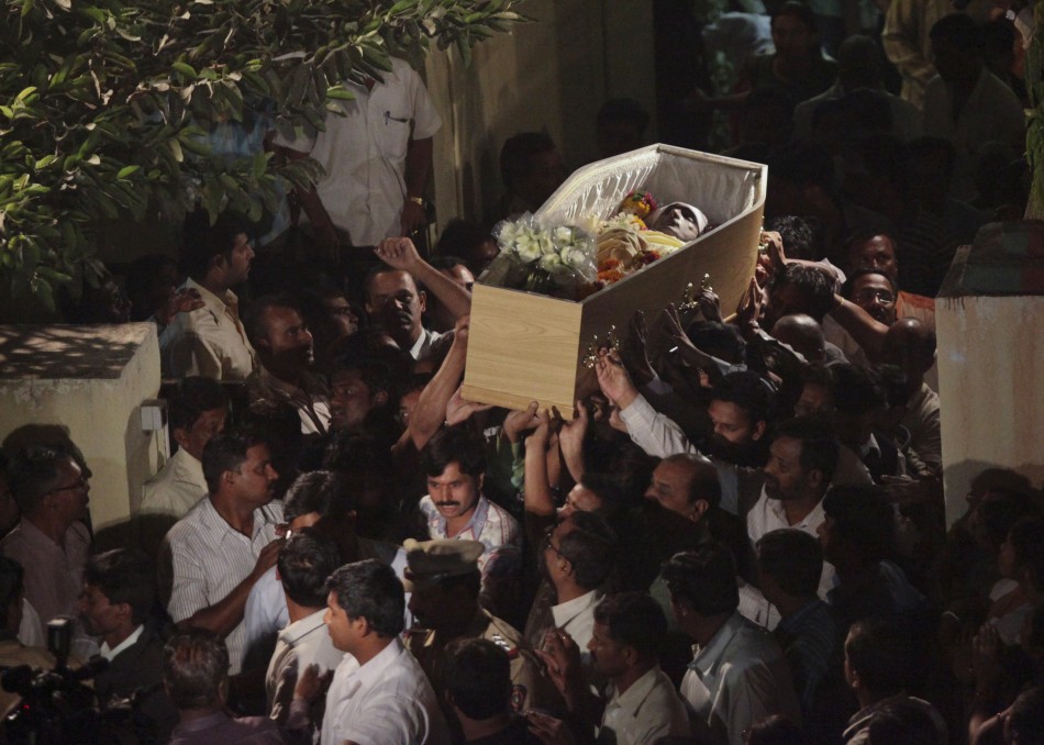 Relatives carry the body of Anuj Bidve outside his house during the funeral in Pune, January 7, 2012.  Anuj Bidve