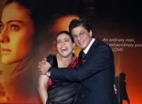 Shah Rukh Khan (R) and Kajol Devgan