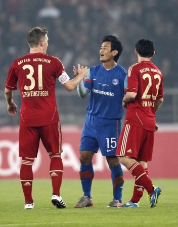 Bhutia shakes hands with Bayern's Schweinsteiger after a friendly match in New Delhi in 2012. Baichung Bhutia and Bastian Schweinsteiger