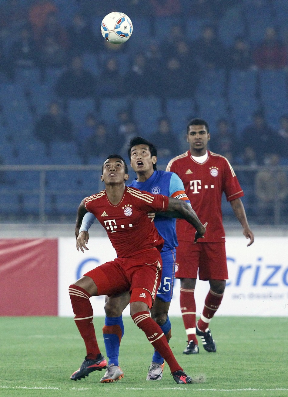 Luiz Gustavo, Baichung Bhutia