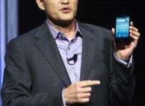 sony-ceo-kaz-hirai-holding-xperia-s
