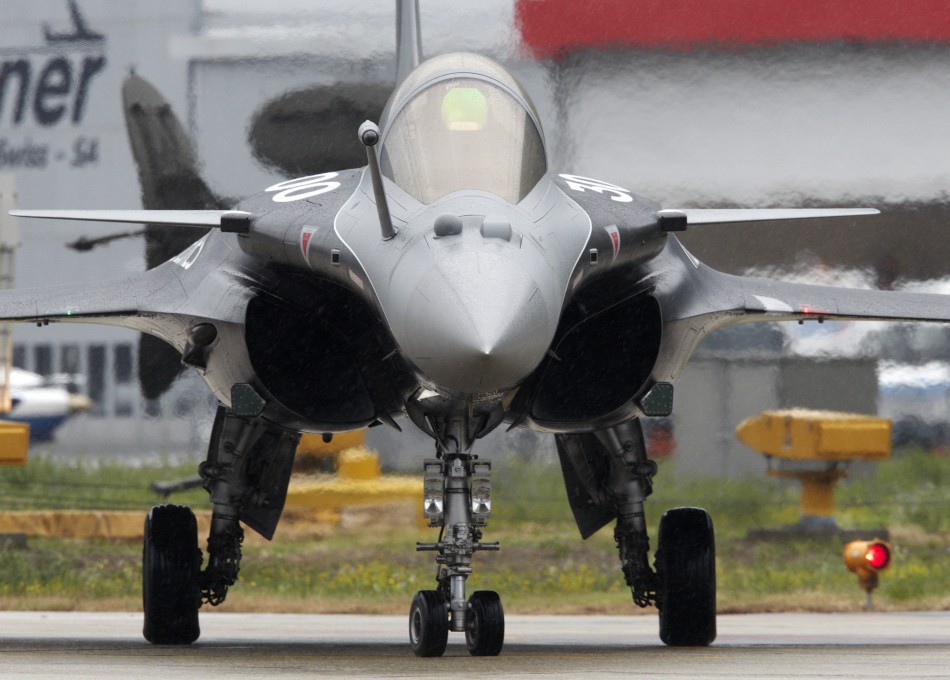 Pilots prepare a French Dassault Rafale fighter jet at the Swiss Army Airbase in Emmen, central Switzerland October 28, 2008.  Rafale