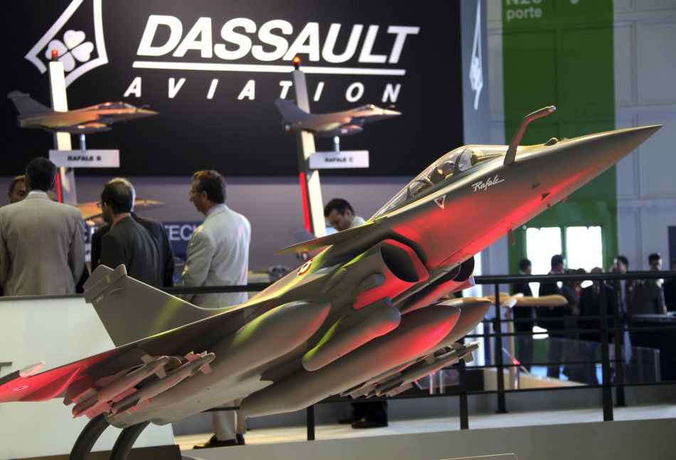 Visitors look at a Dassault Rafale fighter jet during the 48th Paris Air Show at the Le Bourget airport near Paris June 19, 2009.  Rafale