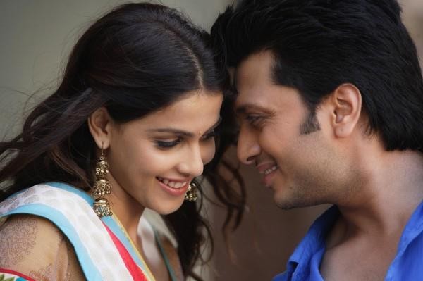 Genelia D'Souza (L) Riteish Deshmukh