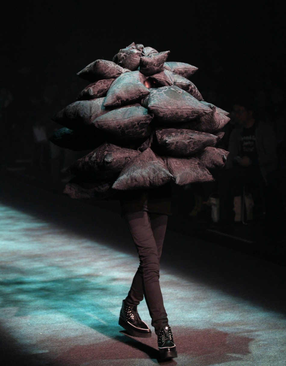 Fashion Victim: Latest Bizarre Fashion Costumes Around The World