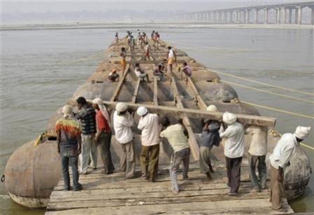 Labourers construct a temporary bridge in Allahabad December 3, 2011. Labourers