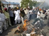 sikhs-beat-effigies-of-jagdish-tytler-and-sajjan-kumar-in-new-delhi