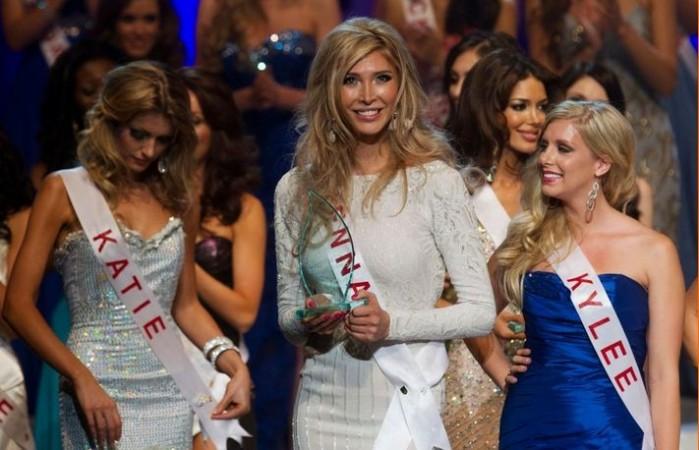 Transgender contestant Jenna Talackova (C) holds the award for Miss Congeniality at the end of the Miss Universe Canada competition in Toronto, May 19, 2012. Image Credit: Reuters Transgender contestant Jenna Talackova (C) holds the award for Miss Congeniality at the end of the Miss Universe Canada competition in Toronto, May 19, 2012.