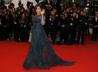 aishwarya-rai-bachchan-walks-the-red-carpet-at-cannes-2012-facebook