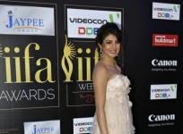 bollywood-actress-chopra-poses-for-a-picture-as-she-arrives-on-the-green-carpet-for-iifa-awards-show-in-singapore