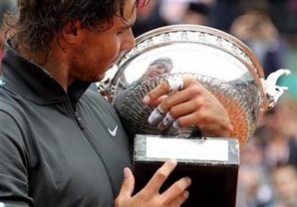 Rafa Nadal holding French Open 2012 title. Rafa Nadal