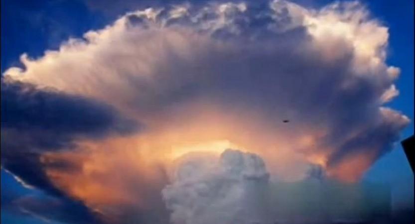 Mushroom cloud resembling like an atomic explosion were spotted over Beijing last week (YouTube snapshot) mushroom cloud