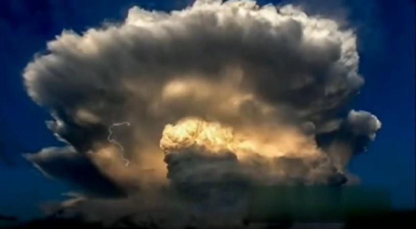 Mushroom cloud resembling like an atomic explosion were spotted over Beijing last week (YouTube snapshot) mushroom cloud