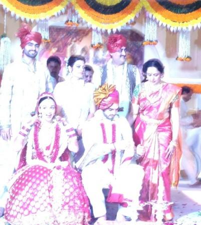 Esha Deol Ties knot with Businessman Bharat Thatkani (Twitter) Esha Deol Ties knot with Businessman Bharat Thatkani (Twitter)