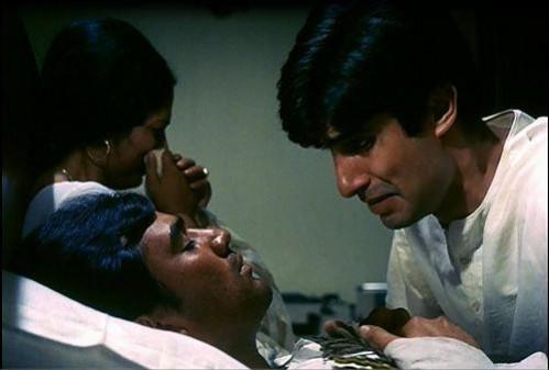 Amitabh Bachchan and Rajesh Khanna during the last scene of movie Anand (Facebook) Rajesh Khanna