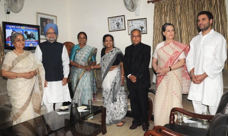 Prime Minister Manmohan Singh along with other dignitaries with the President-elect, Pranab Mukherjee