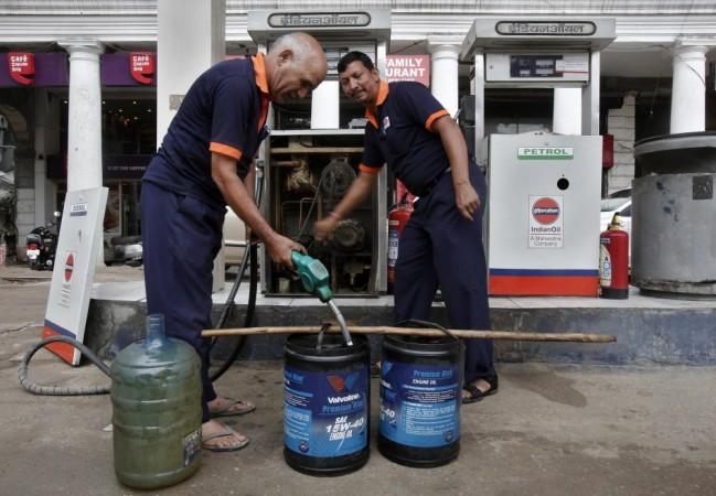 Employees manually fill containers with diesel during a power cut at a fuel station in New Delhi (Reuters) Blackouts in India
