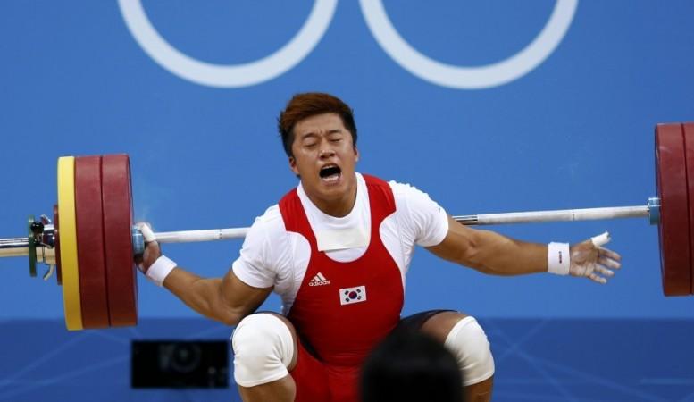 South Korea's Jaehyouk Sa injures his arm on the men's 77Kg Group A weightlifting competition at the ExCel venue at the London 2012 Olympic Games. Source: Reuters South Korean Weightlifter Champion Sa Jae-hyouk Elbow Dislocated