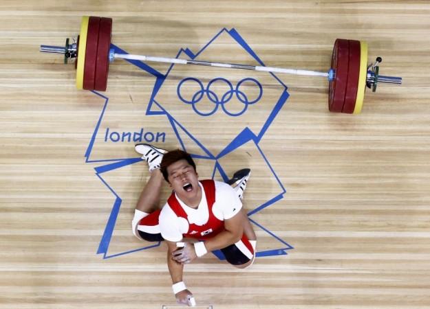 South Korea's Jaehyouk Sa shouts after getting injured on the men's 77Kg Group A weightlifting competition at the ExCel venue at the London 2012 Olympic Games. Source: Reuters South Korean Weightlifter Champion Sa Jae-hyouk Elbow Dislocated