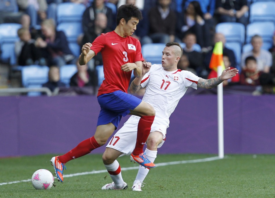 Yun Suk-young (L), Michel Morganella