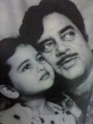 Sonakshi's childhood picture with father Shatrughan Sinha. (Facebook) Sonakshi's childhood picture with father Shatrughan Sinha.