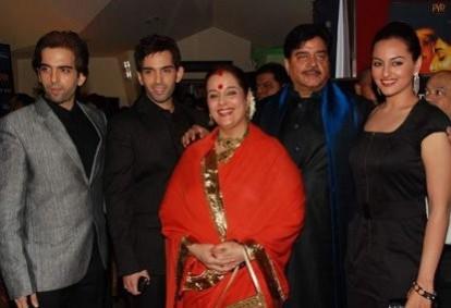 Actress Sonakshi Sinha (R) posing with her family. (Facebook) Actress Sonakshi Sinha (R) posing with her family. (Facebook)