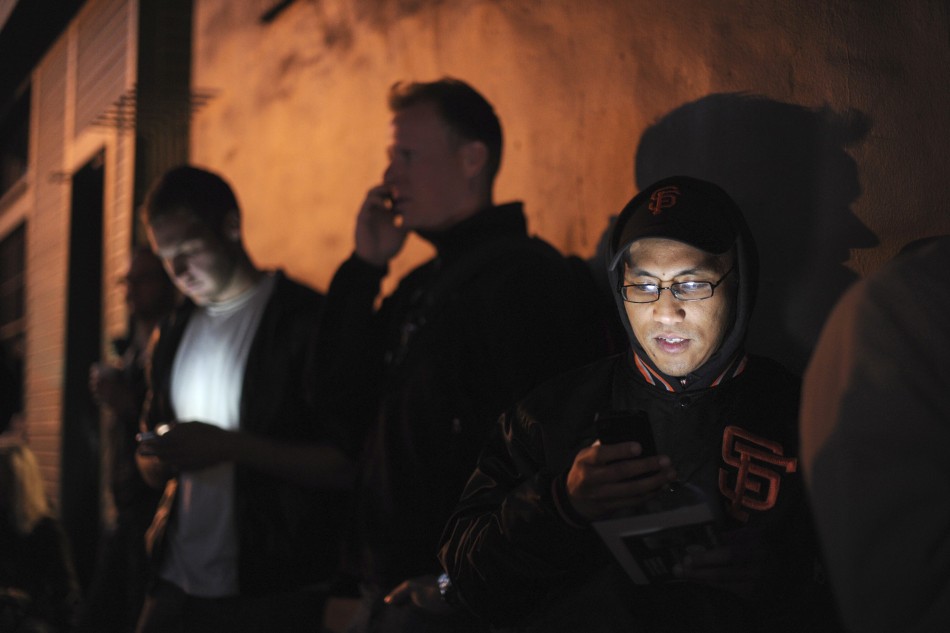 iPhone 5 Sales not Hit By Broken iOS6 Maps App